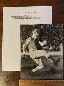 Jim Thorpe 1931 Original Press Photo In Action Vintage Football Kicking - Picture 1 of 2