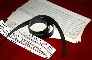 SET di schede punch sovietiche (IBM 80 colonne) + nastro di carta perforato + nastro magnetico - Foto 1 di 6