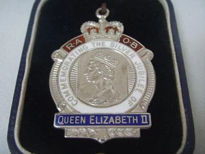 SILVER & ENAMEL QUEEN ELIZABETH II COMMEMORATING THE SILVER JUBILEE MEDAL BOXED - Picture 1 of 1