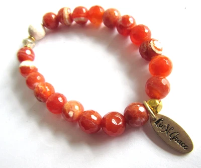 Pulsera elástica con cuentas de cornalina facetadas Live - in Grace Foto 1 de 4