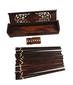Hermosa caja de madera tallada con juego de 10 palillos y soportes con incrustación de fregona - Imagen 1 de 10