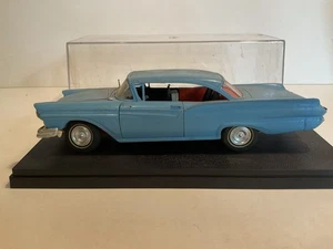 Oldtimer gebautes Plastikauto Modell Oldtimer Rad fehlt im Koffer - Bild 1 von 13