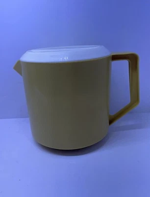 Rubbermaid 1-1/2 Quarts Yellow Drink Pitcher With White Lid #2745 - Image 1 of 4