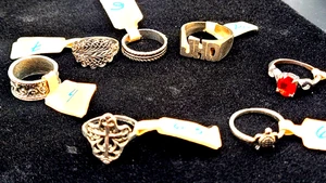 Konvolut 7 tragbare getragene gemischte Ringe Größe Typ Kruzifix - Bild 1 von 8