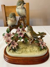 CROWNED KINGLET AKITA RUBY BIRDS PORCELAIN FIGURINE ON WOODEN BASE COLLECTABLE