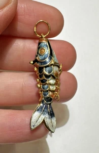 A Scaglie Piccolo Blu Giallo Cloisonne Guilloche Smalto Pesce Ciondolo Vintage - Foto 1 di 8