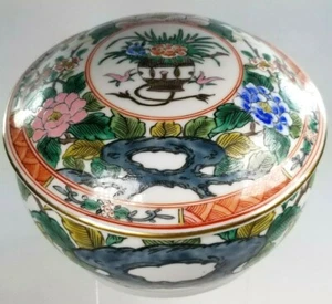 Tazón con tapas de porcelana china con marca de reinado Qianlong Nianzhi en la base - Imagen 1 de 12