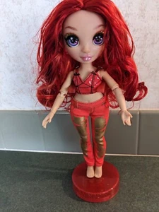 Muñeca de moda Rainbow HighRuby Anderson Bradshaw pelo rojo ojos morados MGA 11 pulgadas - Imagen 1 de 6
