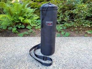 TOM BIHN (USA) Portable Culture Retired Ballistic Steel Halcyon Tripod Quiver - Imagen 1 de 14