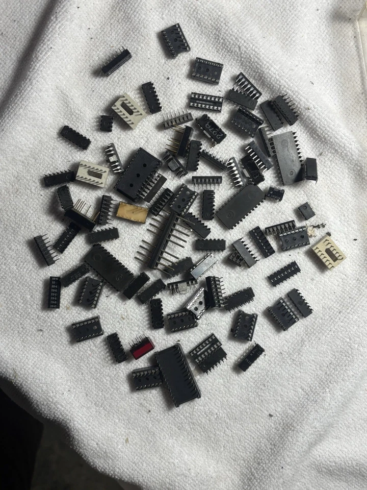 Lote Mixto De Colección De Chips IC y Componentes Electrónicos - Para Reparación Y Hobby Foto 1 de 1