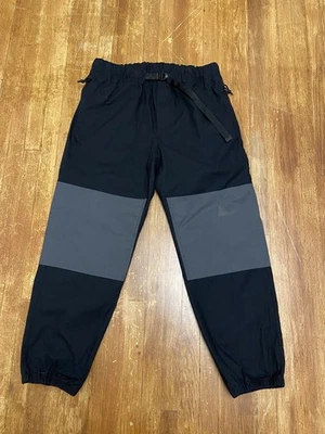Calça jogger Nike ACG Trail preta 2 tons com cinto masculina média - Imagem 1 de 4