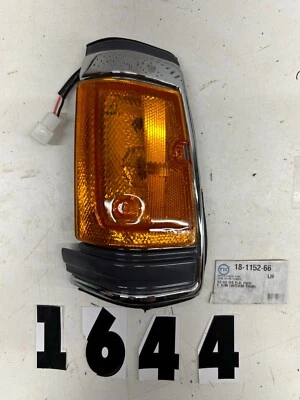 1983-1986 Datsun LH Side Marker Reflector #18-1152-66 - Image 1 of 3