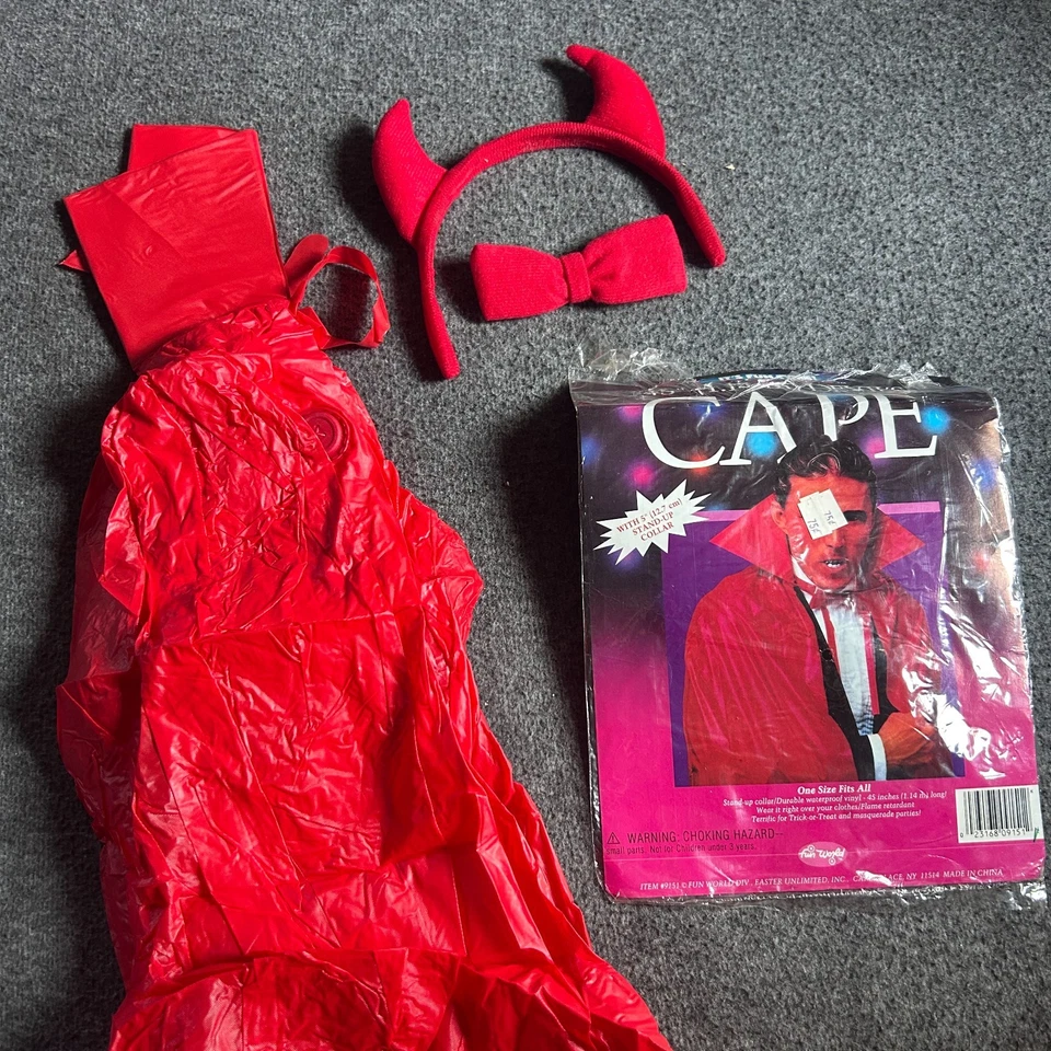 Capa ROJA 45" con Cuello Alto Disfraz Halloween Nuevo Vestir Vampiro Diablo Años 90 Foto 1 de 4