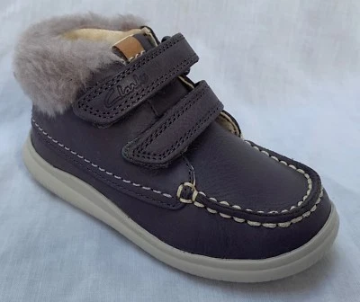 NUEVAS EN CAJA Clarks Bebé Niñas Cloud Flufi FST Gris Cuero Resorte de Aire Botas Ajustadas Gratis Foto 1 de 4