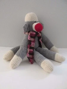 Peluche mono calcetín gris ganchillo hecho a mano 18,50" - Imagen 1 de 9