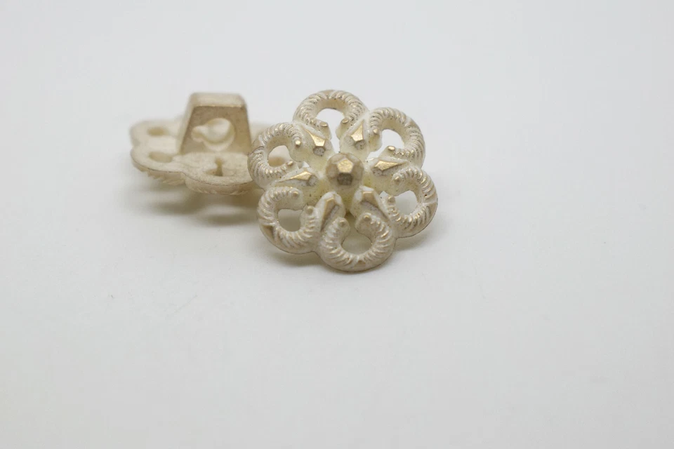 ITALIANBUTTONS B53-15mm 10pcs FLOWER BABY FILIGREE ITALIAN PLASTIC BUTTONS-GOLD PEARL COLOURS