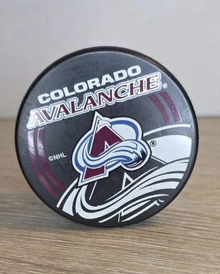 Vintage 1999-2000 Colorado Avalanche Team NHL Puck Vegum Souvenir Colecionável  - Imagem 1 de 4