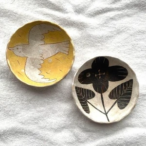 Makoto Kagoshima Handarbeit kleine Teller 2er Set mit Vogel & Blume Design - Bild 1 von 5