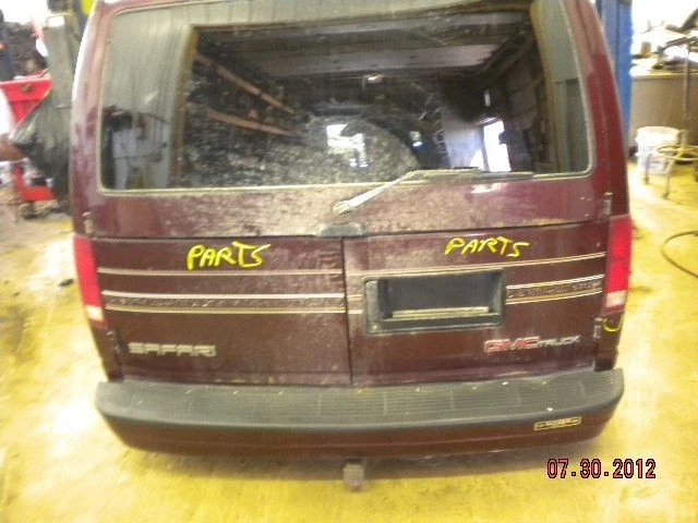 Passenger Corner/Park Light Below Headlamps Fits 95-05 SAFARI (GMC) 9797951 - Image 1 of 4