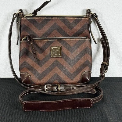 Tiracolo Dooney & Bourke marrom estampa Chevron - Imagem 1 de 4