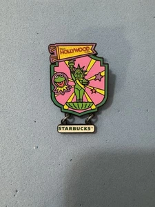 2025 Disney Parks Hollywood Studios Starbucks Spilla Miss Piggy Muppet 3D - Foto 1 di 1