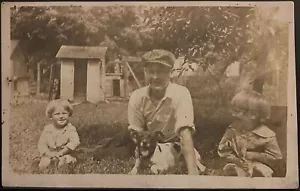 Postal con foto real RPPC padre y dos hijos con perro en el patio - Imagen 1 de 2