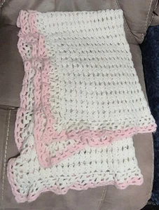Vintage Cottage Core gehäkelte afghanische Decke 70er Boho Handarbeit rosa weiß 42 Zoll x 28 Zoll - Bild 1 von 13