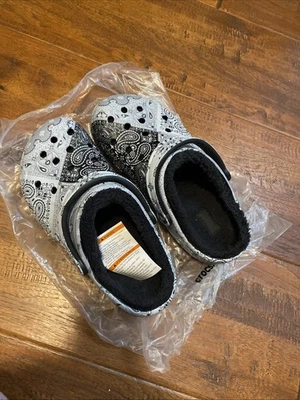 Zueco de Trabajo CROCS Bistro Gráfico Mujer’s 9 Hombre’s 7 Negro Gris Bandana Paisley Foto 1 de 4