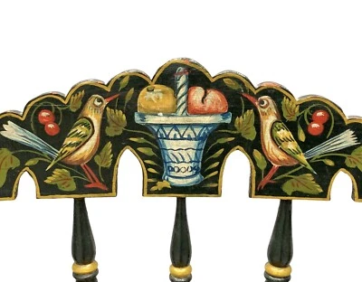 Silla auxiliar italiana o española antigua ~ asiento apresurado ~ pájaros pintados a mano, fruta Foto 1 de 4