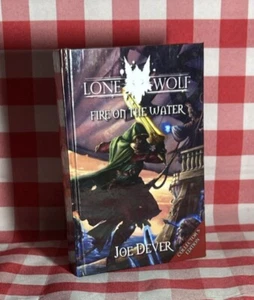 Lone Wolf Book 2 Joe Dever Fire On The Water Collector's Edition hardback 2007 - Foto 1 di 9