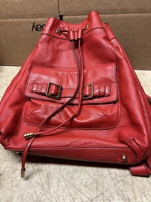 Mochila grande Juicy Couture Robertson de cuero rojo. $398. Expositor tienda Foto 1 de 4