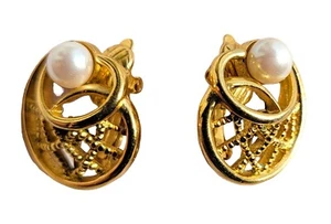 Pendientes de clip de perlas sintéticas Trifari firmados tejido canasta tono dorado vintage - Imagen 1 de 7