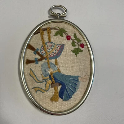 Cuadro enmarcado bordado a mano vintage niña niño columpio casa de campo mediados de siglo MCM Foto 1 de 4