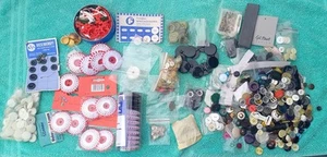 Konvolut Knöpfe und Zwirn viele Farben u. Größen, zufällige Mischung Nähzeug - Bild 1 von 1