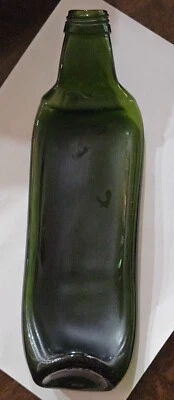 Botella de vino de vidrio reciclado verde queso y galletas bandeja para aperitivos cuchara resto Foto 1 de 4