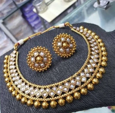 Conjunto de joyas de templo collar gargantilla aretes chapado en oro estilo Bollywood indio Foto 1 de 2