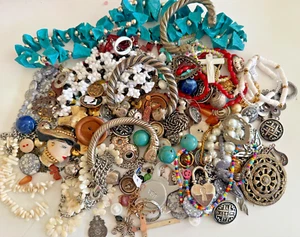 LOTE ARTESANAL DE JOYERÍA A GRANEL 2,12 LIBRAS PIEZAS DE JOYERÍA BROCKEN, BOTONES Y CUENTAS (19) - Imagen 1 de 7