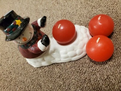 Lindo muñeco de nieve rodando bolas de nieve figura, 3 velas rojas bolas de nieve, 5,5" de largo Foto 1 de 4