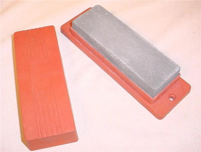 AFILADOR DE PIEDRAS DE AFILAR CUCHILLOS DE DOBLE CARA DE COLECCIÓN EN ESTUCHE DE PLÁSTICO MONTABLE Foto 1 de 3