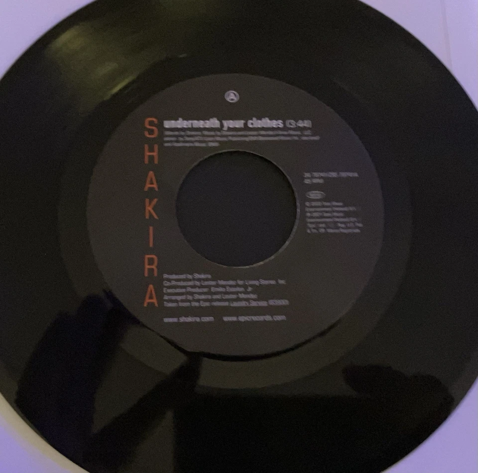SHAKIRA - Underneath Your Clothes - VG++ 2002 поп-винил 45 7 дюймов - Изображение 1 из 1