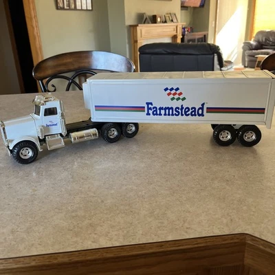 Semirremolque y remolque Ertl Peterbilt Farmstead 21,5 largo, sin caja Foto 1 de 4