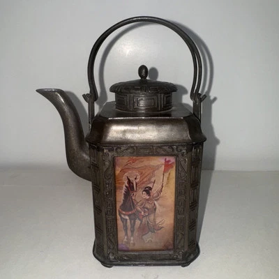 Tetera de metal coreana vintage/antigua con paneles de escena de guerrero y marca de fabricante Foto 1 de 4