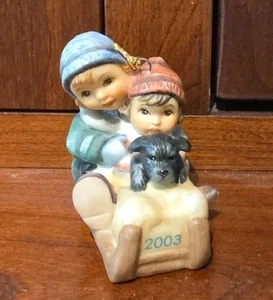 De colección 2003 Berta Hummel Goebel Away We Go adorno de Navidad niños y perros en trineo.  - Imagen 1 de 8