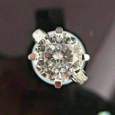 Anillo de compromiso enchapado en oro blanco de 14 k con diamantes de moissanita VVS1 de corte redondo de 5 quilates 7 8 Foto 1 de 3