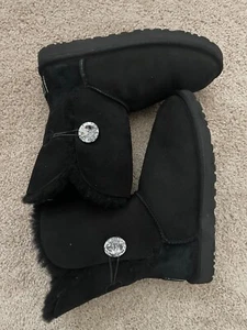 Botas de invierno UGG Bailey Button para mujer negras piel de oveja estrás talla 8 - Imagen 1 de 5
