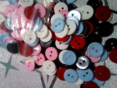 35 farbige Knöpfe Rund 15mm 2 Loch Farbwahl Schwarz Rot Weiß Rosa Blau #MB5 - Bild 1 von 2