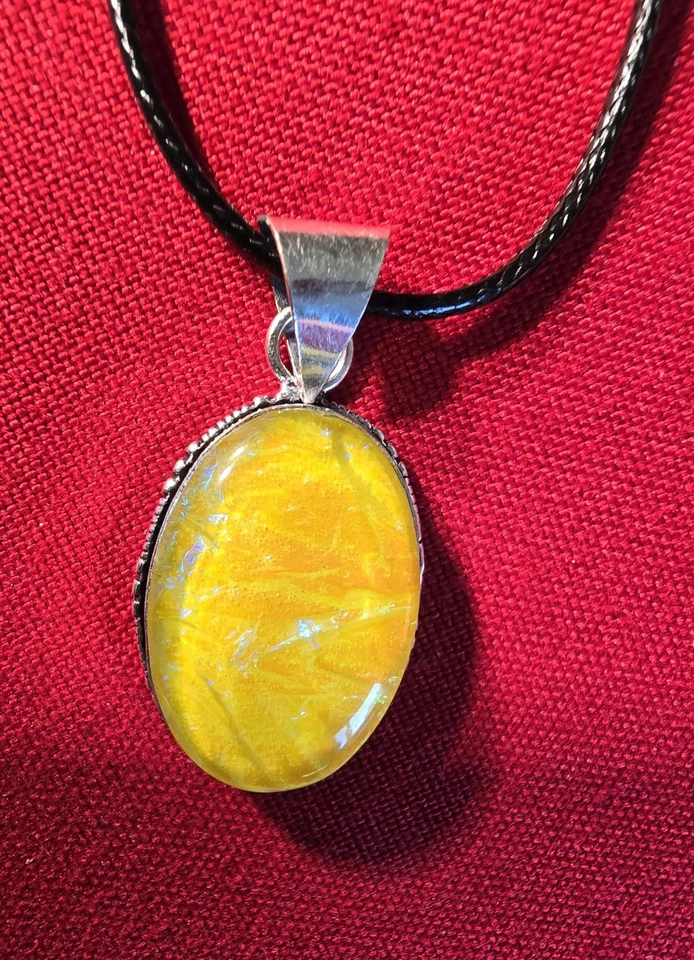 黄色澳大利亚三胞胎蛋白石吊坠镀银黑色绳子 — 第 1/4 张图片