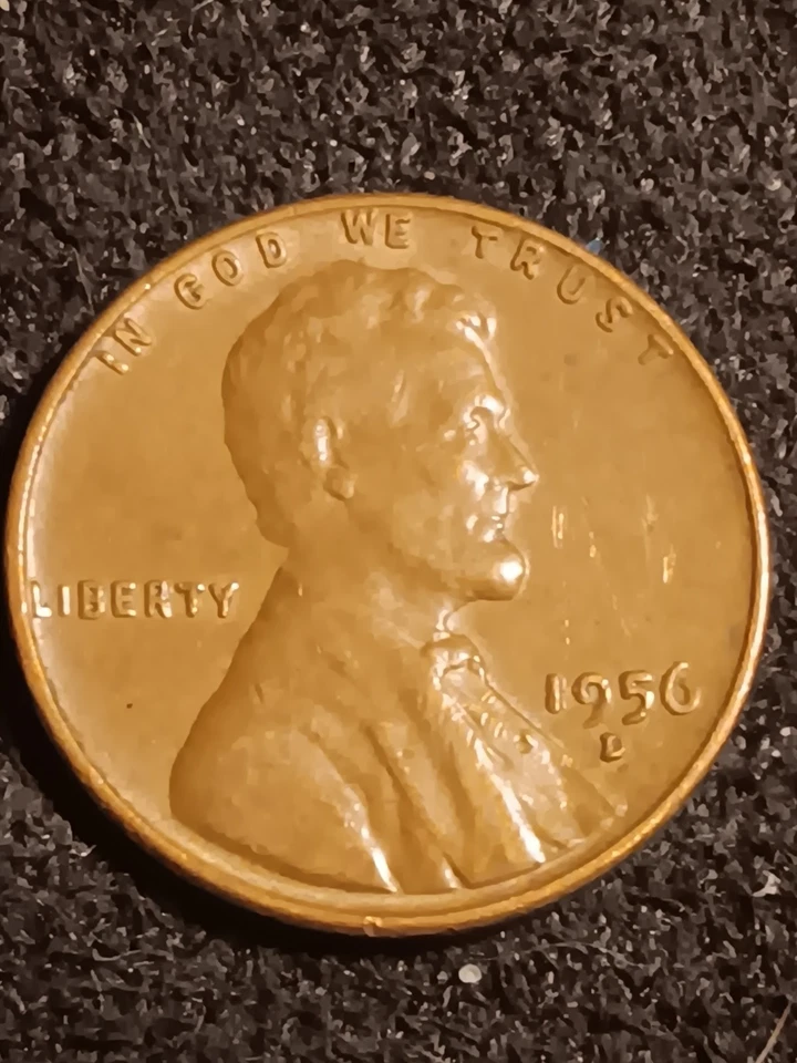 Lincoln Penny 1956-D con L en el borde ligeramente fuera del centro golpe. Foto 1 de 3
