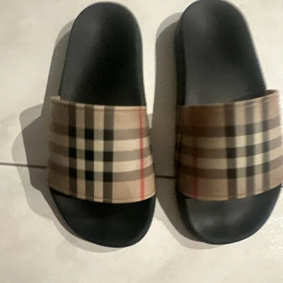 Toboganes de piscina Burberry London talla 37 EE. UU. para mujer 7 Furley Foto 1 de 4