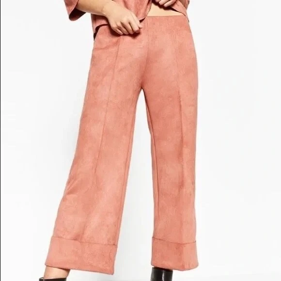 Pantalones cortos Zara imitación gamuza pierna ancha puños en rosa polvoriento talla grande Foto 1 de 4